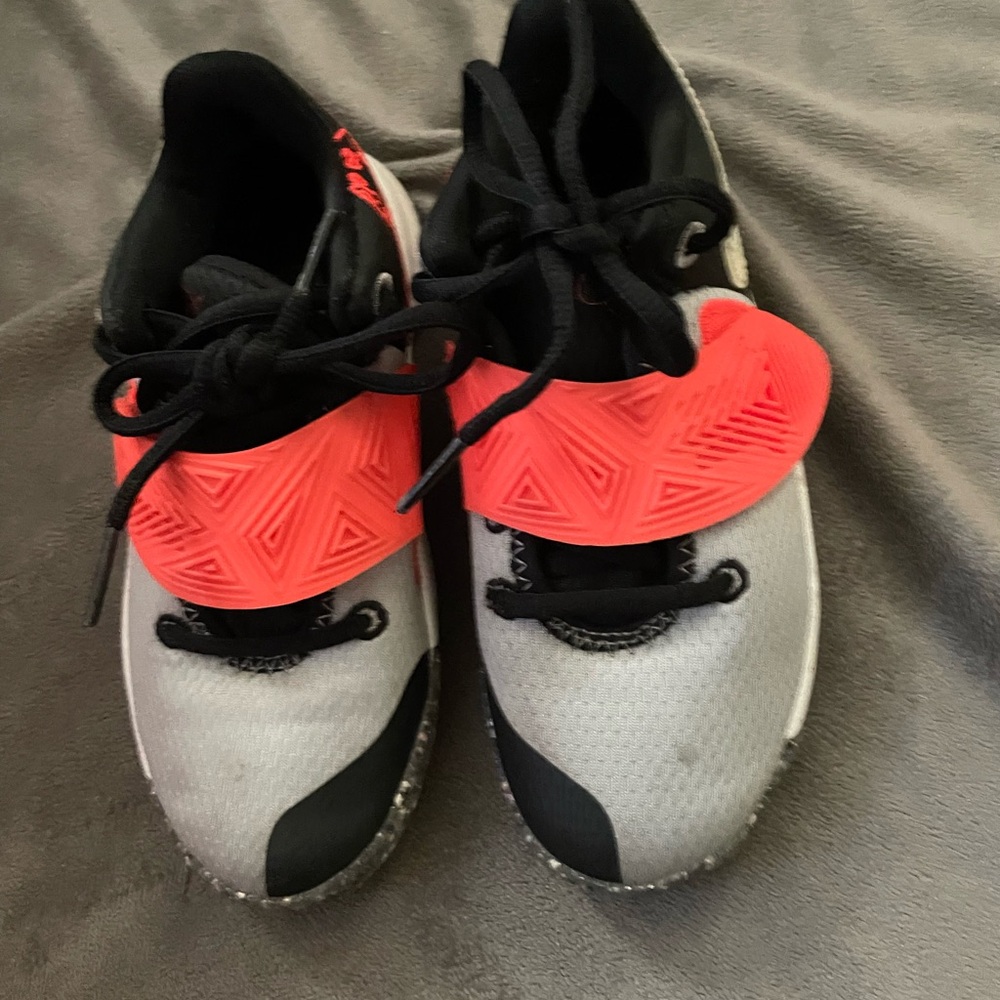 Nike Shoes Boys Sz 13C Kyrie Flytrap 3 SE Sneaker Athletic Black Basketball 0448